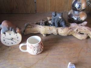 lot 129 image: vase, bear dcor, handled coffee cup