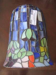 lot 134 image: Stain Glass Light WALL SCONCE Fixture