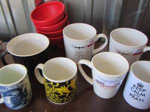 lot 140 image: coffee cups, red plastic bowls qty 4