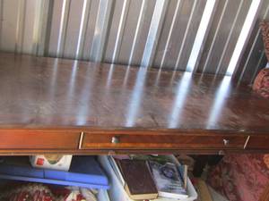 lot 8 image: DESK - 1 DRAWER  in good condition