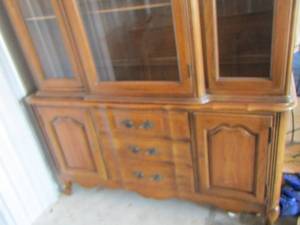 lot 17 image: China hutch 2 piece  Great condition, top 454912--- bottom 275015 By Thomasville furniture