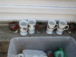 lot 181 image: various Christmas glasses