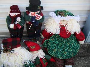 lot 183 image: snowmen and Santas, 2 snowmen have skis on