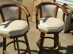 lot 25 image: 2 Swivel Seat Bar stools in great condition
