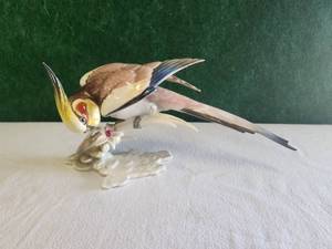 lot 10 image: Vintage Hutschenreuther porcelain cockatiel figurine - made in Germany - chip on tail feather