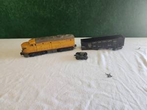 lot 26 image: Vintage Lionel O Gauge Union Pacific Engine (dummy train) and Lionel coal car (needs repair)