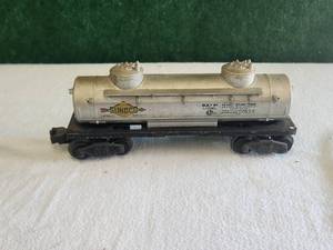 lot 80 image: Vintage Lionel Sunco tanker car - O gauge