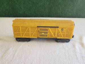lot 83 image: Vintage Lionel Cattle car - O gauge