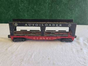lot 84 image: Vintage Lionel Auto-loader car - O gauge