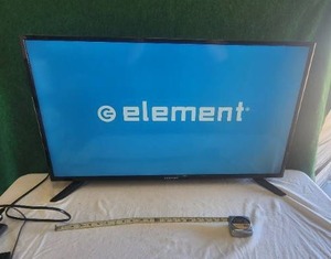 lot 93 image: Flatscreen TV with remote