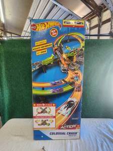 lot 97 image: Hot Wheels Colossal Crash Track Set - never opened