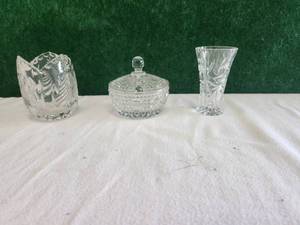 lot 107 image: Selection of 3 pieces of cut glass