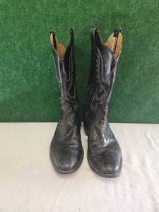 lot 115 image: Nice pair of leather cowboy boots -