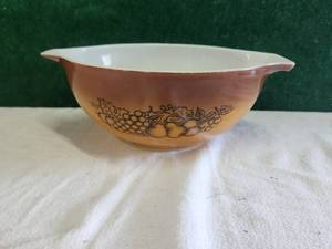 lot 125 image: Vintage Pyrex nesting mixing bowl - Old Orchard design