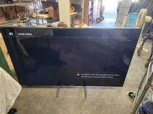 lot 196 image: Sony flatscreen TV - XBR-70X850B with remote