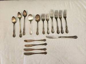 lot 248 image: Selection of vintage WM.A. Rogers by Oneida silverware