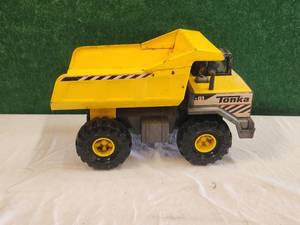 lot 253 image: Vintage Tonka Dump Truck