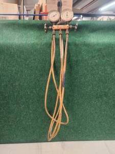 lot 262 image: Ritchie Yellow Jacket test and charging manifold