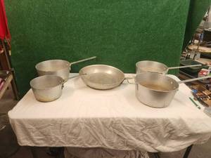 lot 263 image: Selection of aluminum pans
