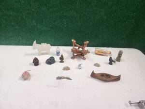 lot 288 image: Selection of vintage collectibles