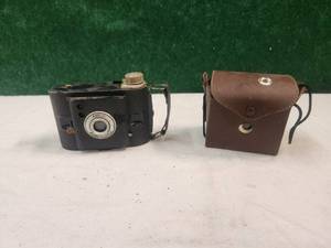 lot 315 image: Vintage Ansco and Ansco Panda cameras
