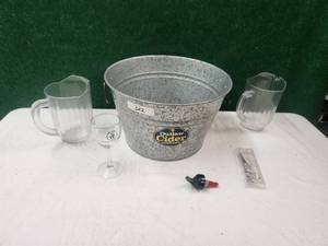 lot 322 image: Selection of bar supplies
