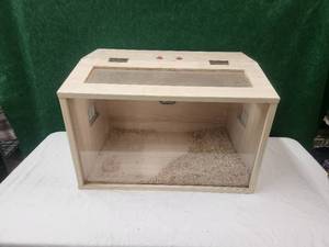 lot 327 image: Wood pet terrarium