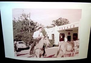 lot 143 image: RARE ORIGINAL PHOTO OF JOHN WAYNE - UNKNOWN 11 X 16 PHOTO SIZE