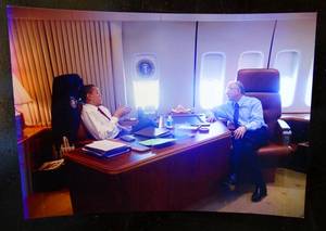 lot 217 image: ORIGINAL BARACK OBAMA PRESIDENTIAL PHOTO ONBOARD AIRFORCE ONE