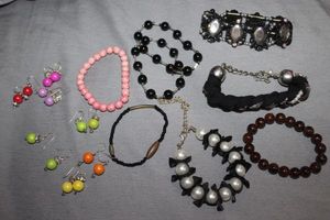 lot 41 image: Fashion Jewlery Earrings, and Bracelets