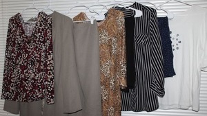lot 152 image: Womens Plus Size Clothes xl Skirts and blouese