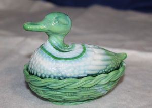 lot 11 image: Green Slag Glass Duck on a Nest Trinket dish