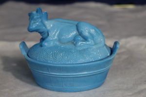 lot 20 image: Vintage Blue Milk Glass Cow On Basket  Trinket dish