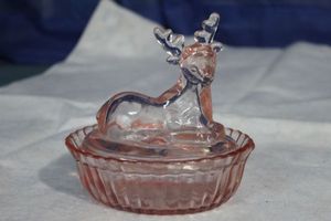 lot 21 image: Vintage Reindeer in a basket Pink Depression Glass Trinket Dish