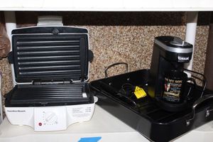 lot 65 image: Small Kitchen Appliances, Electric Grill, Single Cup Coffee Maker and Roasting pan
