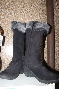lot 63 image: Womens Black Lined Wedge heal Boots Size 9 Like New