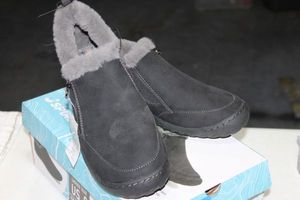 lot 64 image: Womens Unworn black Lined Slip on Shoe Size 9