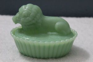 lot 89 image: Jadite Lion on Basket Trinket Box