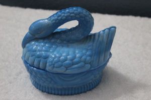lot 211 image: Slagg Glass Swan Trinket Dish