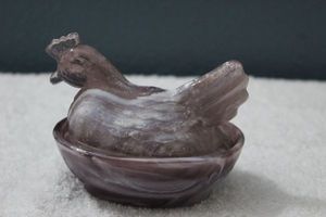 lot 212 image: Purple Slagg Glass Hen Trinket Dish