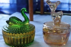 lot 254 image: Vintage Jeanette Marigold Carnical Glass Fawn Trinket Dish and Jeanette Glass Green and yellow Swant Powder Boxtrinket dish