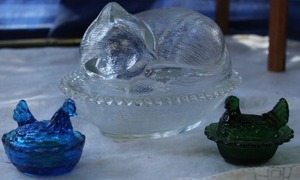 lot 255 image: Vintage Blue Hen on Nest Mini Hen on Nest Salt Cellar Dish, Mini Hen on Nest Chick Salt Cellar Dish, and Indiana Glass Cat on Nest Candy Dish