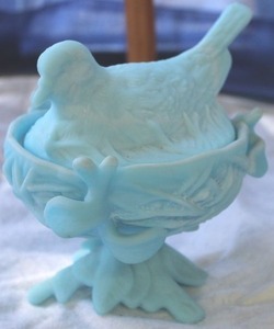 lot 256 image: Vintage Blue Westmoreland Light Blue Milk Glass Bird on Nest