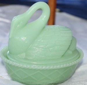 lot 257 image: Vintage Jadeite Swan on Nest Trinket Dish