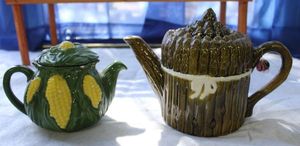 lot 261 image: Vintage Ceramic Corn and Asparagus Tea Pots