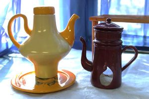 lot 262 image: Vintage Franciscan Pottery Tea Pot and Vintage Ceramic Tea Pot