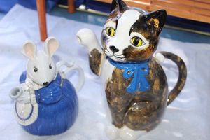 lot 267 image: Cute Vintage Cate and Mouse Tea Pots