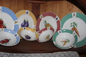 lot 282 image: Fresh Vegtables Tabletops Unlimited 4 Plates, and Salad Bowls
