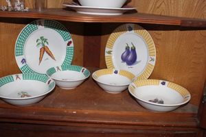 lot 283 image: Fresh Vegtables Tabletops Unlimted 2 Plates, 2 Salad Bowls and 2 Soup Bowls