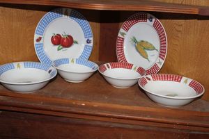 lot 284 image: Fresh Vegtables Tabletops Unlimted 2 Plates, 2  Salad Bowls, and 2 Soup Bowls